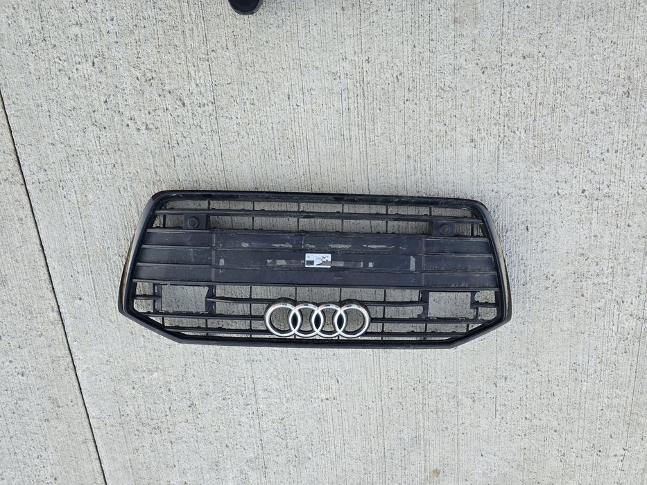 Bara fata cu grila centrala Audi A6 C8