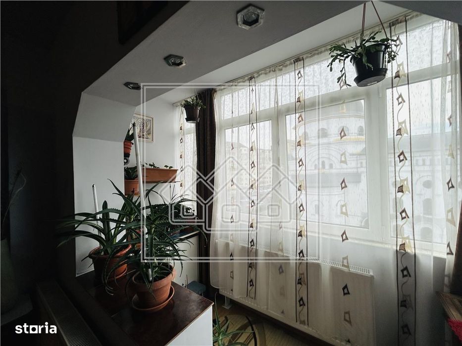 Ap decomandat, cu 2 camere, balcon, etaj intermediar - M. Viteazu