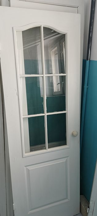 Продам деревянную дверь белого цвета