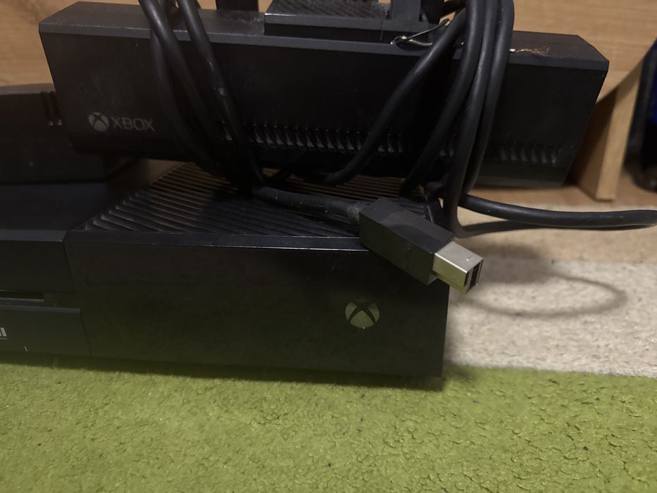 Vând Xbox one,utilizat
