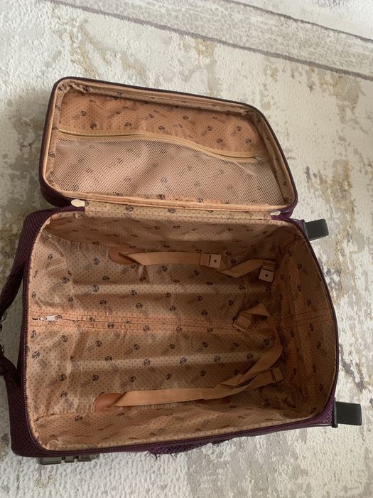 Продам чемодан размер м