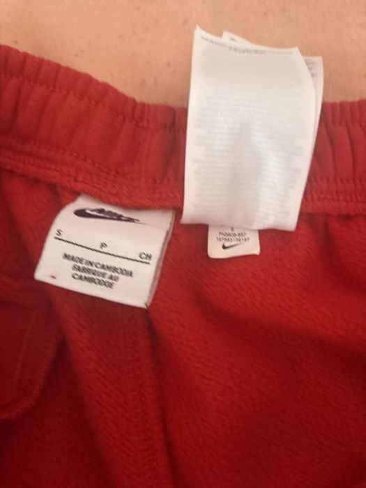 Pantaloni nike scurti culoare rosu.