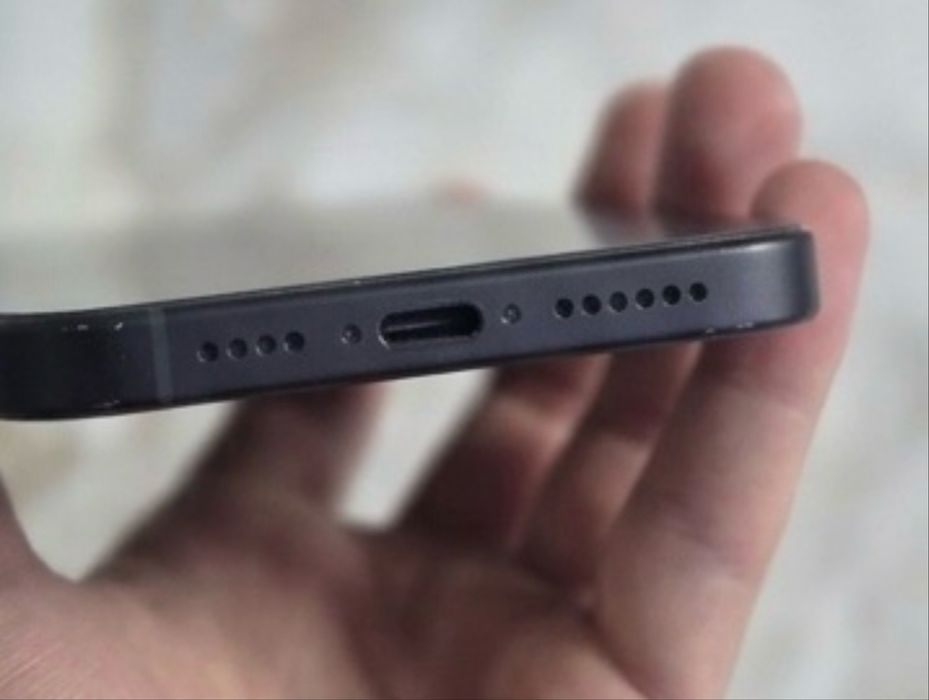 iPhone 15 - Negru (128GB)