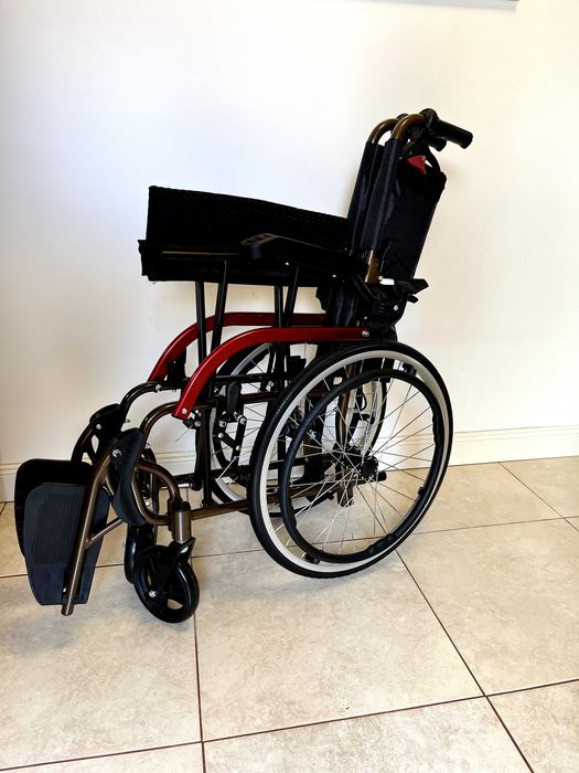 Scaun cu rotile ultrausor din aluminiu, pliabil, cu manere rabatabile