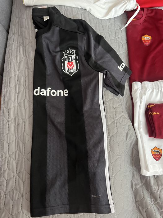 Оригинални футболни екипи