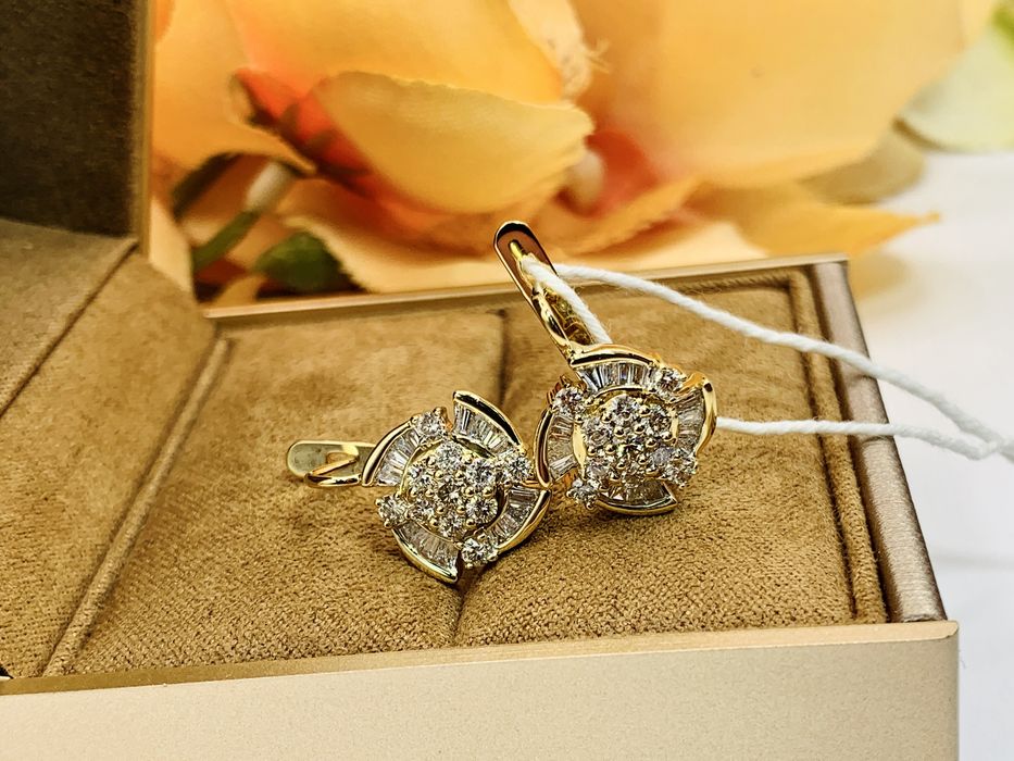 Элегантные золотые серьги с багетными бриллиантами