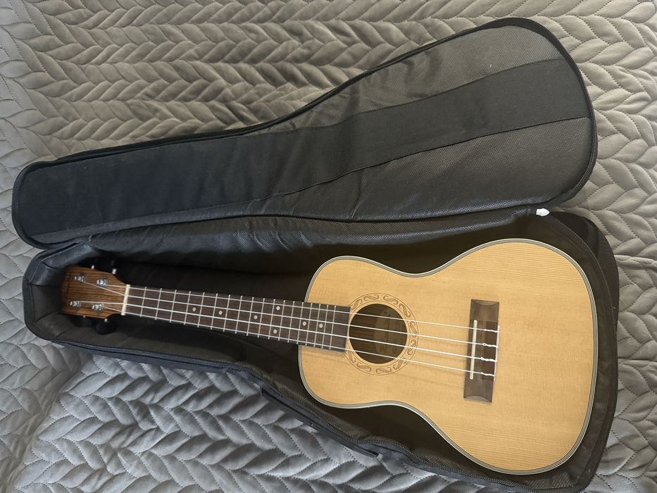 Продам гитару укулеле и тюнер