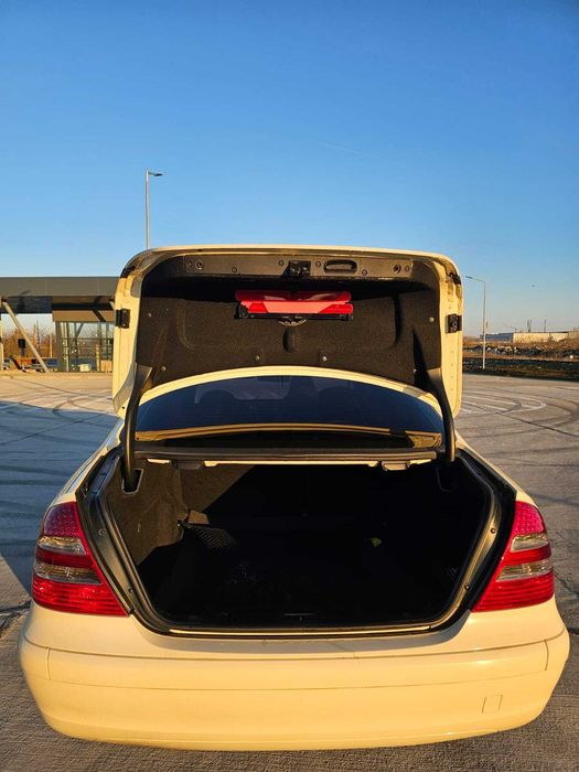 Mercedes Benz E Class 200 w211