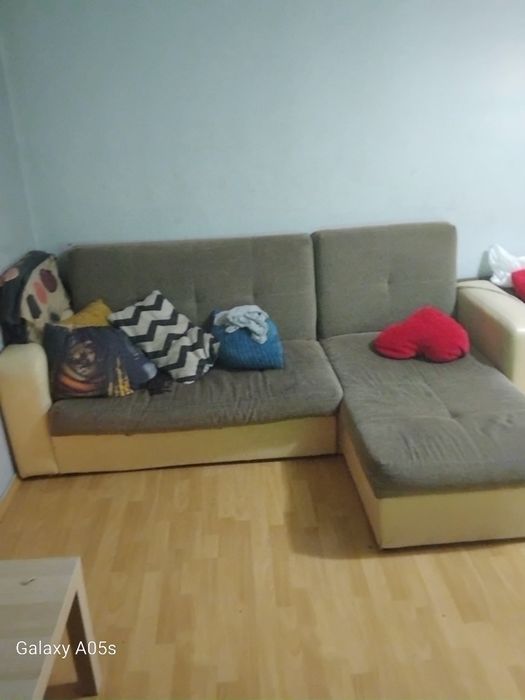 Полу кожен диван