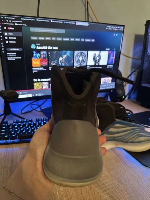 Adidas yezzy quantum