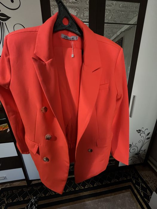 Продаю брючный костюм