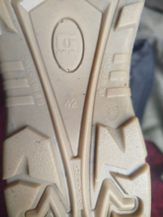 Суконка ва ботинка сотилади