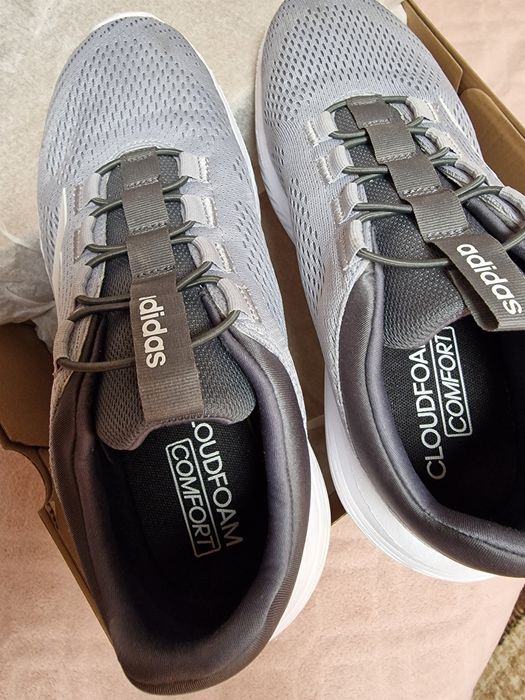 Vând pantofi sport Adidas Cloudfoam Comfy EL, pentru bărbați, mărimea 42,