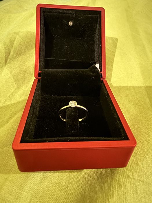 Златен пръстен с диамант