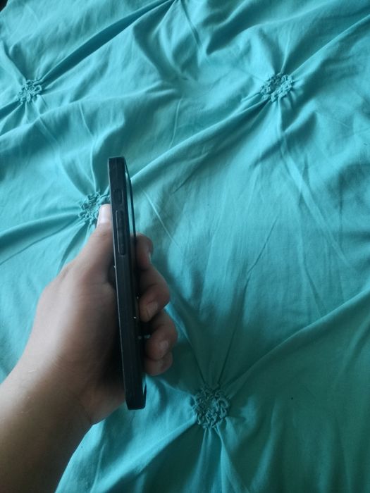 Vând iPhone 12 simplu