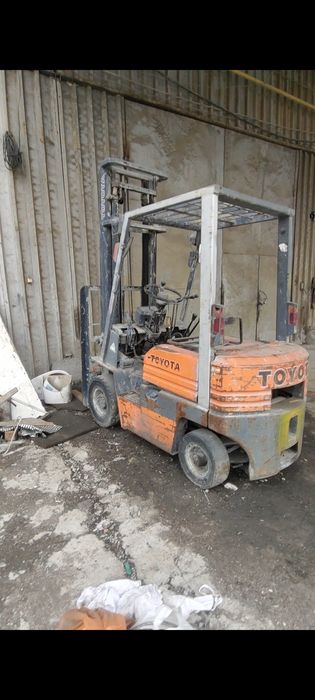 Тоиото вилочныий кара