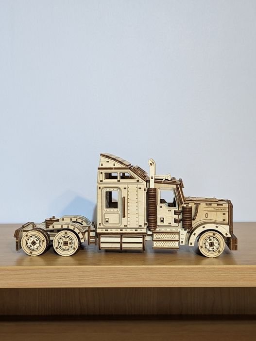 Модель тягача из фанеры.