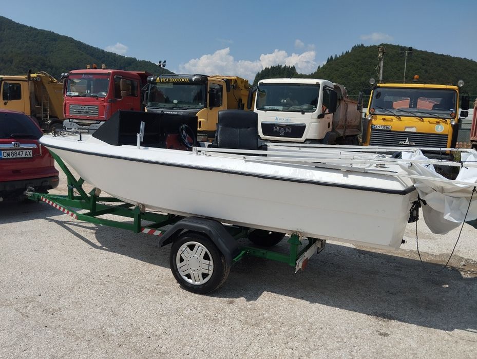 Лодка с двигател