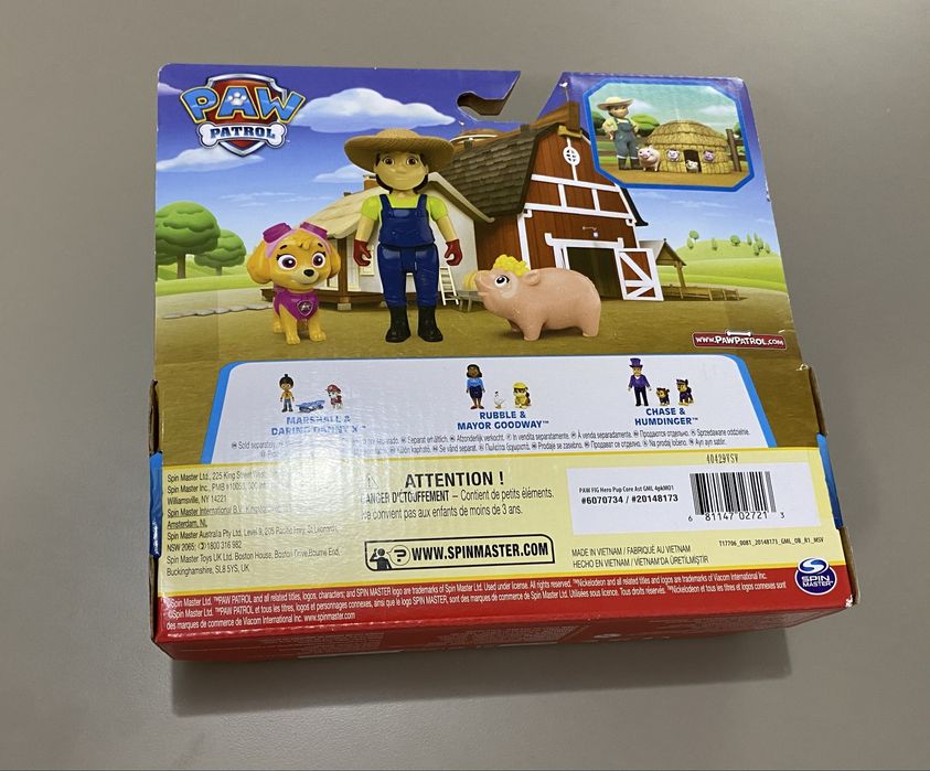 Set figurina si 2 animalute, Paw Patrol, Skye si Farmer Yumi