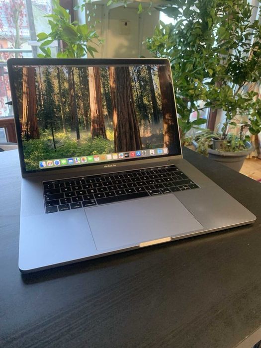 MacBook Pro 15 инча с нова батерия (само 1 цикъл на зареждане)