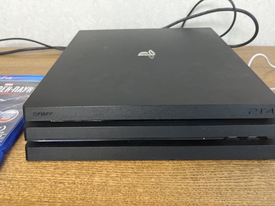 PS4 Pro 1 ТБ + 6 игр , в отличном Состоянии