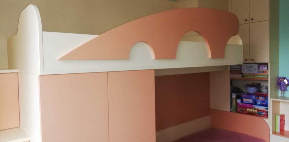 детска стая с легла и бюро
