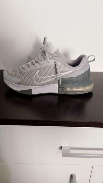 Vând adidași Nike