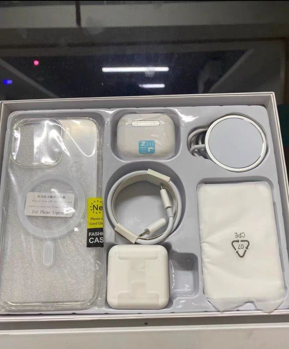 Подарочный комплект аксессуаров для 15 Pro Max и iPhone 16 Pro Max