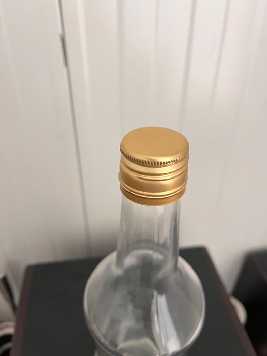 Стъклена бутилка за ракия, 500 мл с винтова капачка