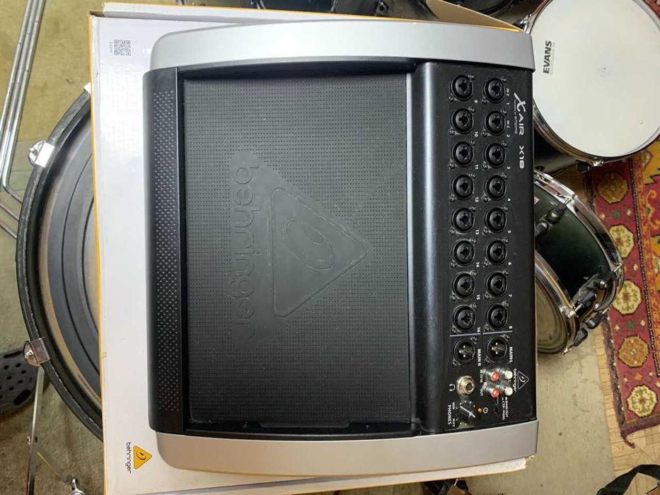 Цифровой пульт Behringer X18