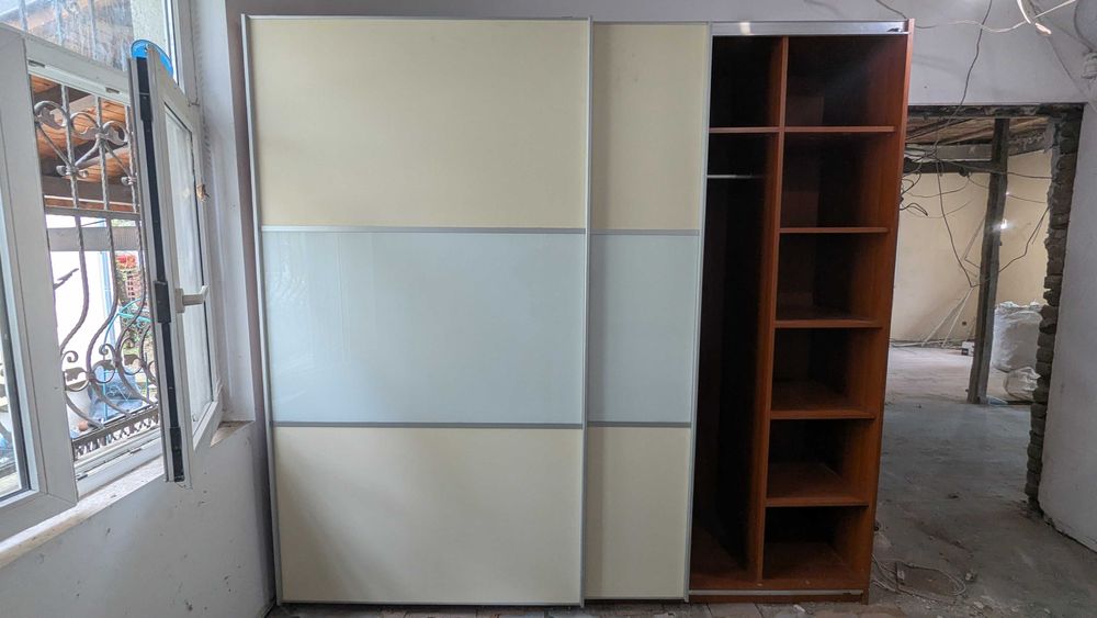 Голям гардероб с плъзгащи врати + секция