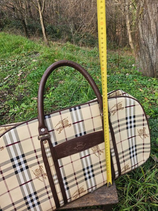 Burberry голяма чанта на колеленца с издърпваща дръжка