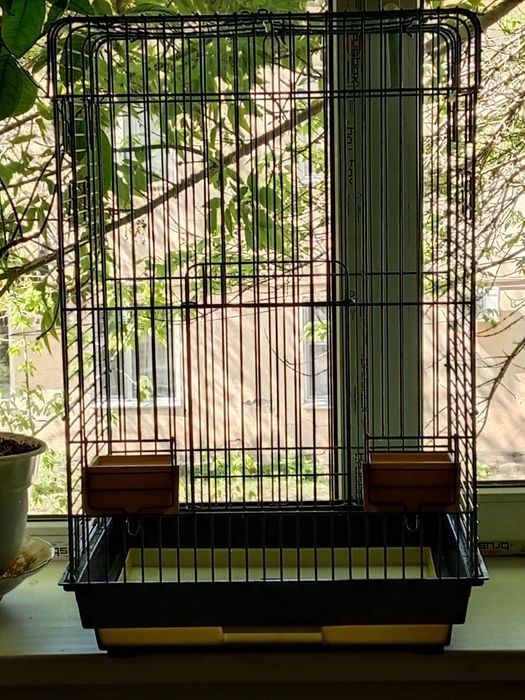 Клетка большая для попугаев.