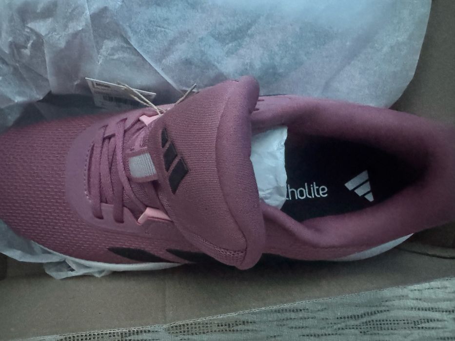 Продам новые кроссовки adidas