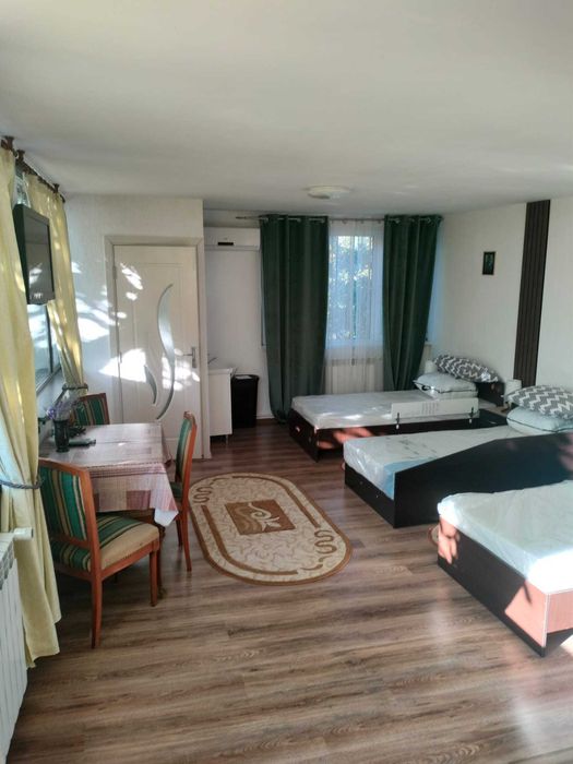 inchiere camera in vila cu curte spatiosa