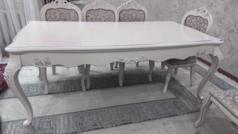 Продам стол для гостинной можно и стульями