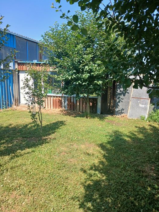 Имот в град Батановци,ток ,вода ,голям гараж 120кв и малка сграда!