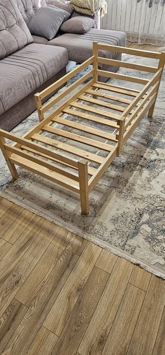 Детская кровать из чистого дерева