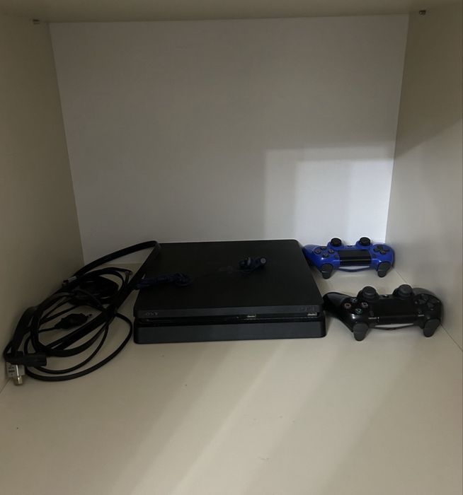 Продам Ps4 slim с двумя джостиками