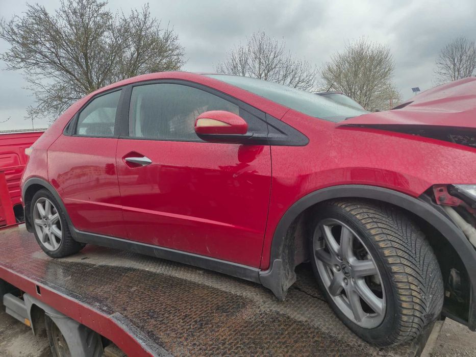 Vand honda civic 1.8 i-vtec an 2006 hatchback ,masina a avut un accident ,a intrat intr un stalp