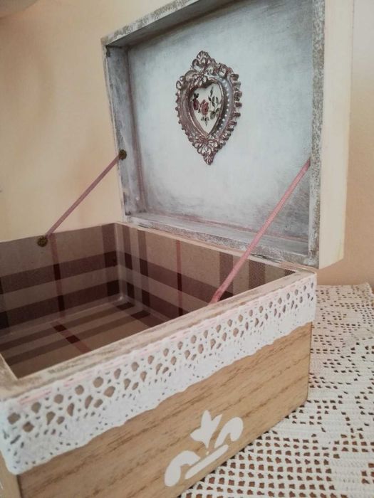 Кутия за бижута ВИНТИДЖ ръчна декорация отвън и отвътре