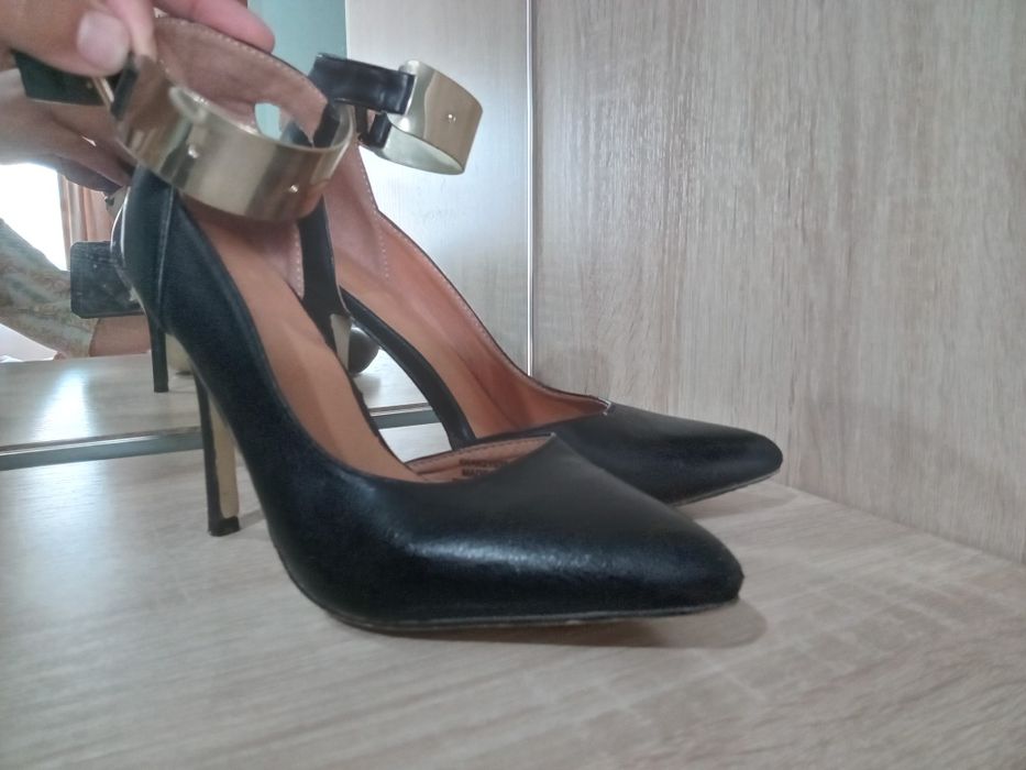 Продам 5 пар Женских туфель