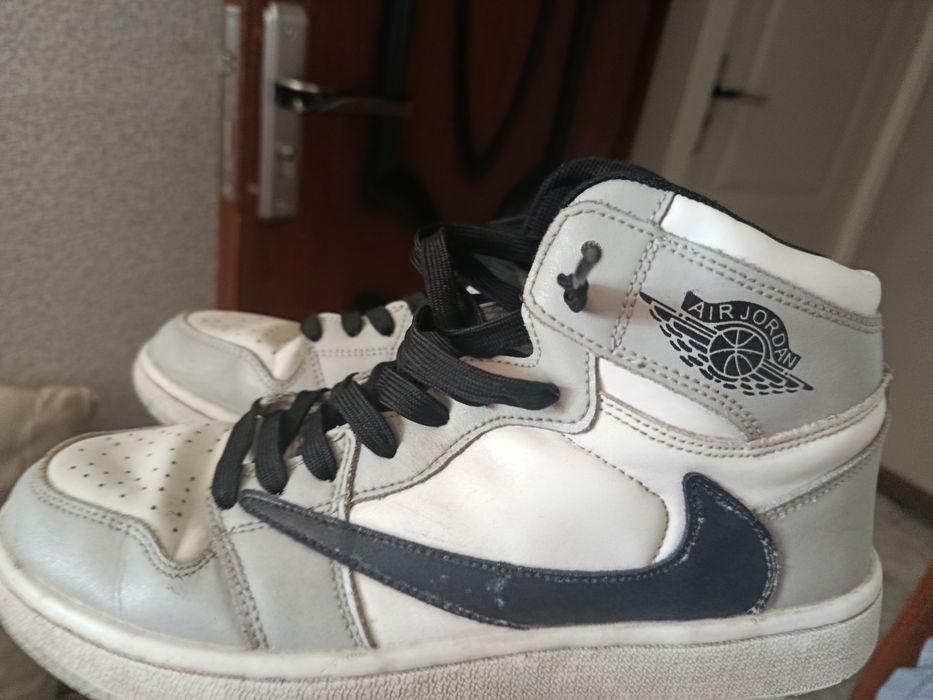 Продам кроссовки Air Jordan 1 Mid
