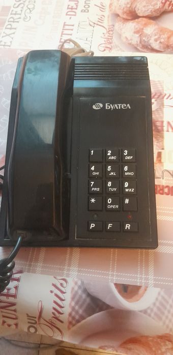 Стар телефон с бутони