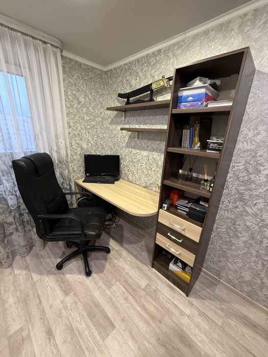 Продам письменный стол с пеналом. Торг. Самовывоз.