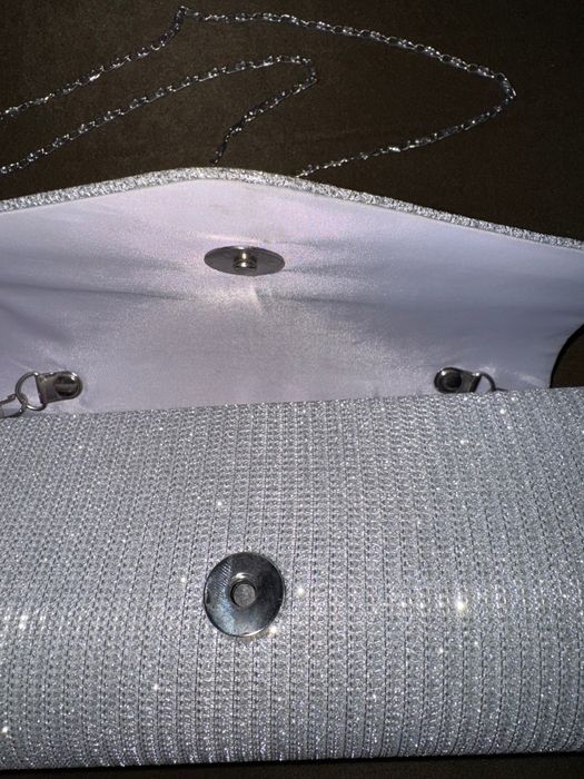 Елегантна вечерна чанта / клъч със сребрист блясък