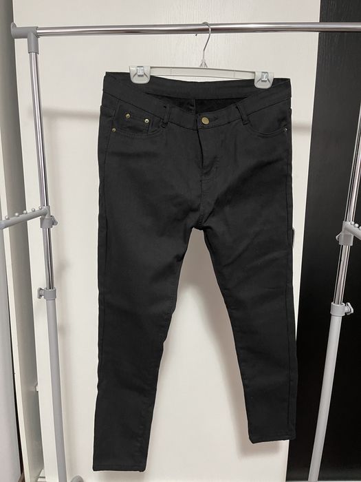 Blugi imblaniti noi cu eticheta