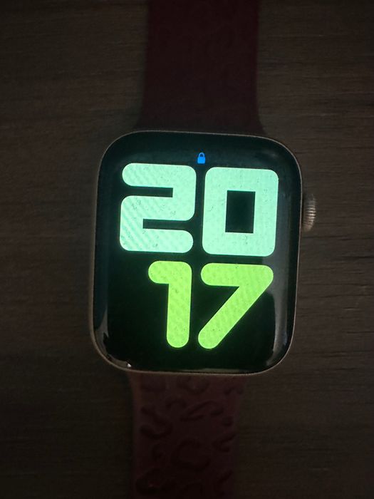 Apple Watch Series 6 44 mm Gold Aluminum + много каишки и аксесоари