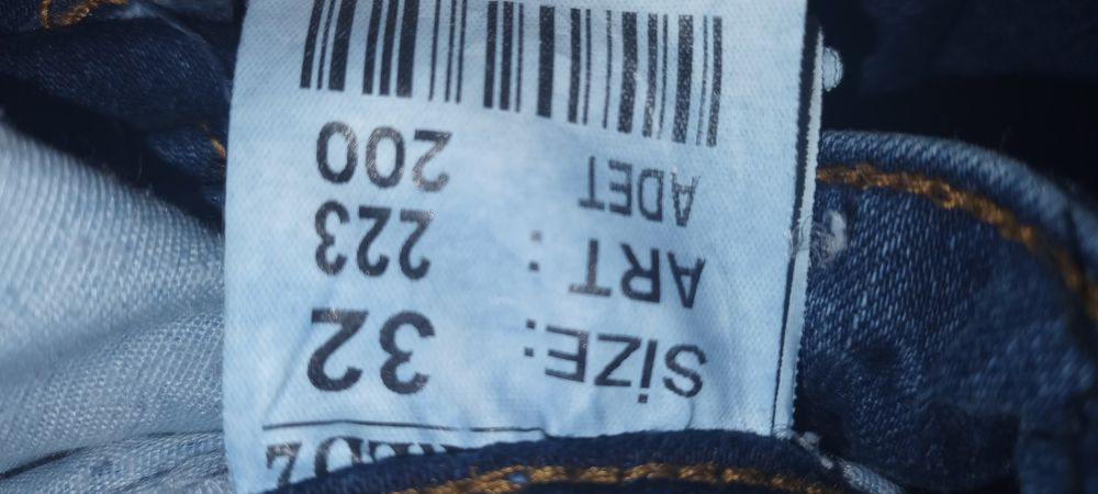 300 lei blugi DSQUARED2