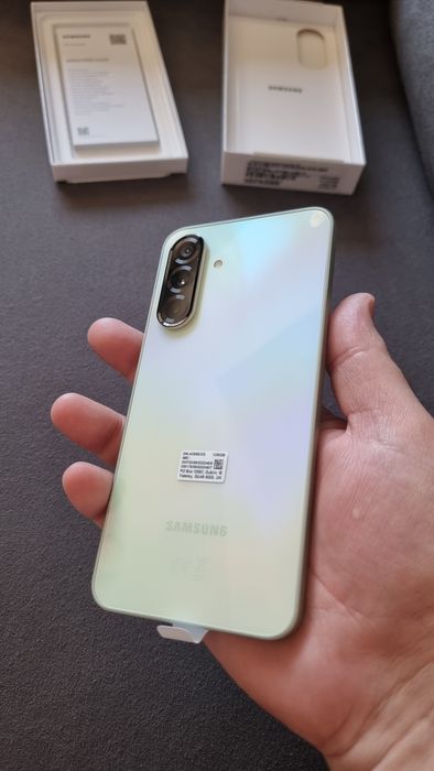 Samsung A36 5G 128gb + bluetooth слушалки